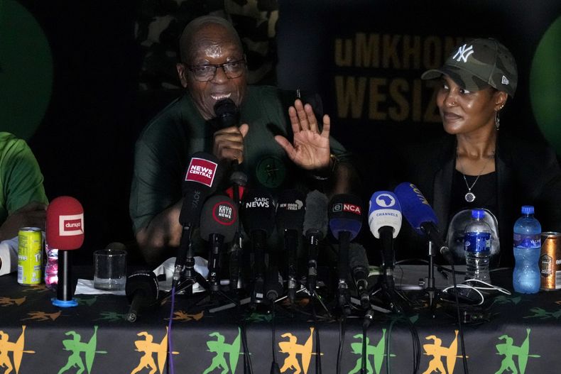 En esta imagen de archivo, el expresidente de Sudáfrica, Jacob Zuma, habla junto a su hija, Duduzile Zuma-Sambudla (derecha), en una conferencia de prensa en Soweto, Sudáfrica, el 16 de diciembre de 2023. (AP Foto/Themba Hadebe, archivo)
