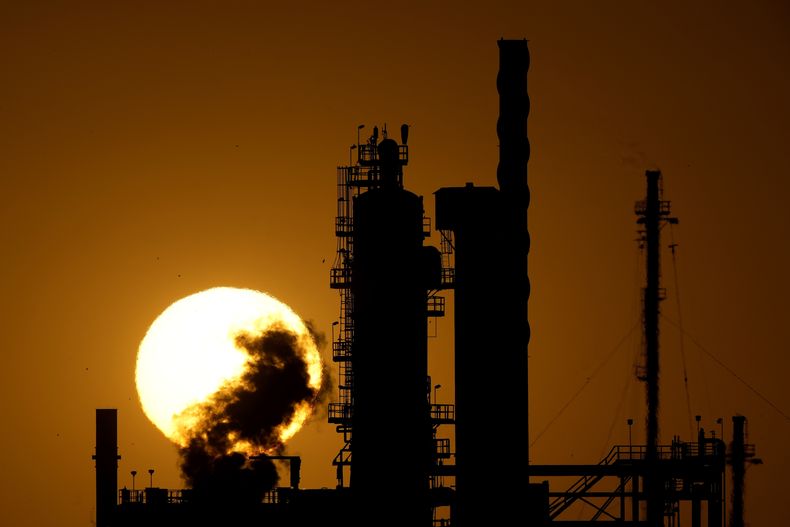 La silueta de la refinería de petróleo CHS se observa contra el sol poniente, el sábado 28 de septiembre de 2024, en McPherson, Kansas. (Foto AP/Charlie Riedel)
