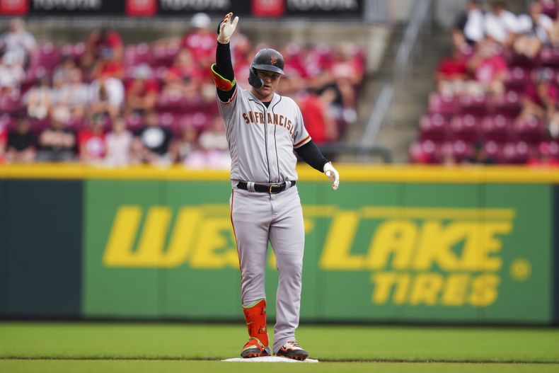 Joc Pederson, de los Gigantes de San Francisco, festeja luego de batear un doble productor ante los Rojos de Cincinnati, el martes 18 de julio de 2023 (AP Foto/Aaron Doster)