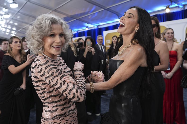 Jane Fonda, izquierda, y Demi Moore llegan a la 31ª edición anual de los Premios SAG el domingo 23 de febrero de 2025 en el Shrine Auditorium de Los Ángeles. (Foto AP/Chris Pizzello)