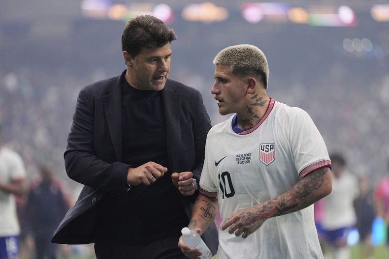 El técnico de Estados Unidos Mauricio Pochettino (izquierda) conversa con el volante Diego Luna (10) al cabo del primer tiempo de la final de la Copa Oro contra México, el domingo 6 de julio de 2025. (AP Foto/Ashley Landis)