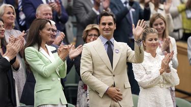 Roger Federer en el Palco Real junto a la princesa Catalina en la Cancha Central del torneo de Wimbledon, el martes 4 de julio de 2023, en Londres. (AP Foto/Alberto Pezzali)