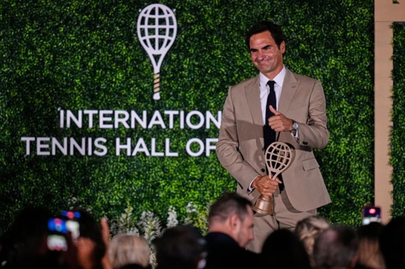 Roger Federer posa para las cámaras con el pulgar arriba durante la ceremonia de inducción al Salón de la Fama del tenis el sábado 29 de agosto del 2026. (AP Foto/Charles Krupa)