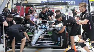 George Russell, piloto de Mercedes, de Gran Bretaña, se detiene en el pit lane durante la primera sesión de prácticas del Gran Premio de Miami de Fórmula 1, el viernes 5 de mayo de 2023, en el Autódromo Internacional de Miami, en Miami Gardens, Florida. (AP Foto/Lynne Sladky)