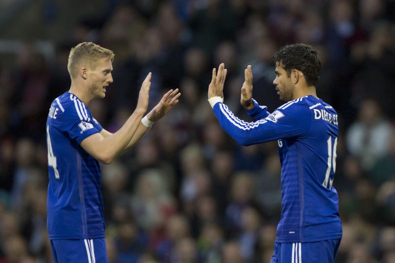 Diego Costa (derecha), del Chelsea, festeja con su compa&ntilde;ero Andre Schurrle luego de anotar frente al Burnley en un encuentro de la Liga Premier inglesa disputado el lunes 18 de agosto de 2014  (AP Foto/Jon Super)