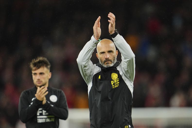 ARCHIVO - El técnico de Leicester Enzo Maresca al final del partido contra Liverpool en la Copa de la Liga Inglesa, el 27 de septiembre de 2023, en Liverpool. Maresca será el nuevo técnico de Chelsea. (AP Foto/Jon Super)