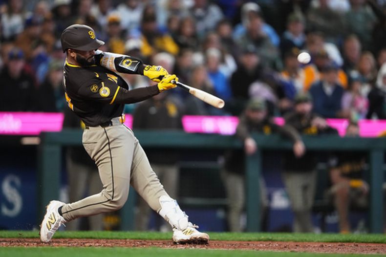 El dominicano Rodolfo Durán, de los Padres de San Diego, pega un jonrón de dos carreras en el encuentro ante los Marineros de Seattle, el sábado 16 de mayo de 2026 (AP Foto/Lindsey Wasson)