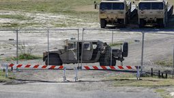 Un agente del Departamento de Seguridad Pública de Texas vigila una entrada al Parque Shelby, el jueves 11 de enero de 2024, en Eagle Pass, Texas. (Sam Owens/The San Antonio Express-News vía AP)