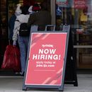 Bajan solicitudes de ayuda por desempleo en EEUU