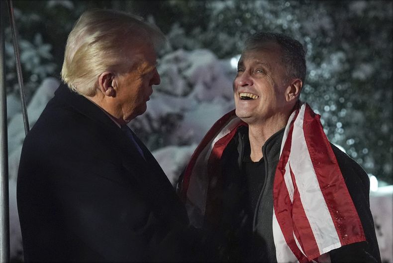 El presidente Donald Trump recibe a Marc Fogel en el jardín de la Casa Blanca, el martes 11 de febrero de 2025, en Washington. (AP Foto/Evan Vucci)