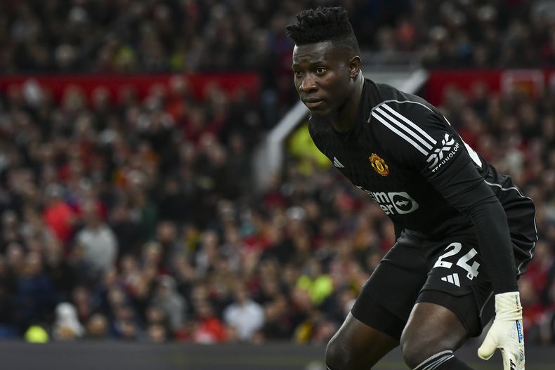 El arquero Andre Onana del Manchester United durante el partido contra Wolverhampton en la Liga Premier, el lunes 14 de agosto de 2023, en Manchester. (AP Foto/Rui Vieira)