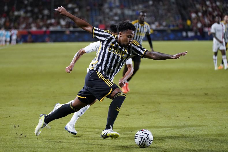 En foto del 27 de julio del 2023, el mediocampista de la Juventus Weston McKennie controla el balón en un encuentro de exhibición ante el AC Milan. El viernes 28 de julio del 2023, la Juventus quedó fuera de la Europa Conference League y tendrá que pagar una multa a la UEFA por contabilidad falsa. (AP Foto/Ashley Landis)