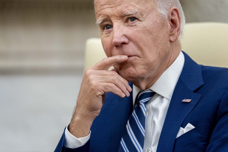 El presidente Joe Biden se reúne con el mandatario de Indonesia Joko Widodo en la Oficina Oval de la Casa Blanca, el lunes 13 de noviembre de 2023, en Washington. (AP Foto/Andrew Harnik)