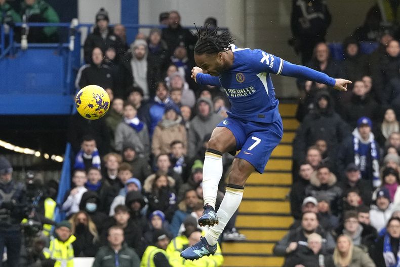 ARCHIVO - Foto del 13 de enero del 2024, Raheel Sterling del Chelsea intenta anotar con un cabezazo en el encuentro de la Liga Premier ante el Fulham. (AP Foto/Frank Augstein, File)