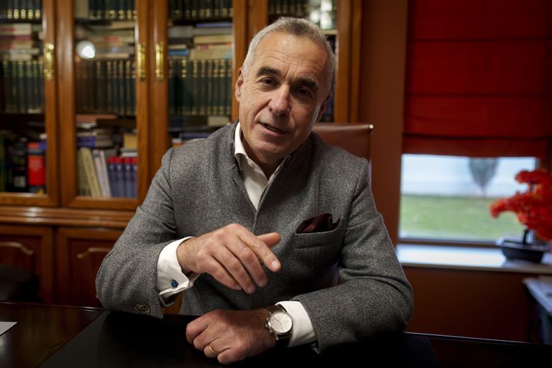 Calin Georgescu, el candidato independiente a la presidencia que ganó la primera ronda de las elecciones, habla después de una entrevista con The Associated Press en Izvorani, Rumania, el miércoles 4 de diciembre de 2024. (AP Foto/Vadim Ghirda)