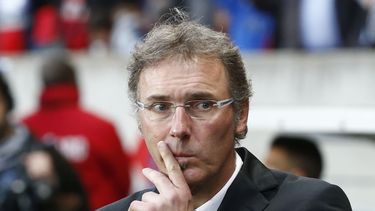 americateve | El t&eacute;cnico de PSG, Laurent Blanc, observa antes de un partido contra Rennes el mi&eacute;rcoles, 7 de mayo de 2014, en Par&iacute;s. (AP Photo/Michel Euler)