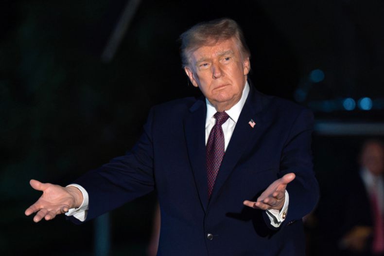 El presidente de Estados Unidos, Donald Trump, hace señas a reporteros de camino al Jardín Sur tras su llegada a la Casa Blanca, el viernes 2 de octubre de 2026, en Washington. (AP Foto/Jose Luis Magana)