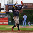 Ronald Acuña Jr. de los Bravos de Atlanta al anotar una carrera ante los Filis de Filadelfia, el jueves 22 de junio de 2023. (AP Foto/Matt Slocum)