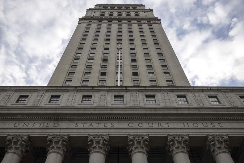 ARCHIVO - Vista general del tribunal federal en Nueva York, 28 de diciembre de 2921. Tres hombres fueron arrestados el jueves 29 de junio de 2023, acusados de ganar más de 22 millones de dólares mediante el uso ilegal de información privilegiada antes de que se hiciera público que la red social del expresidente Donald Trump empezaría a cotizar en la Bolsa. (AP Foto/Yuki Iwamura, File)