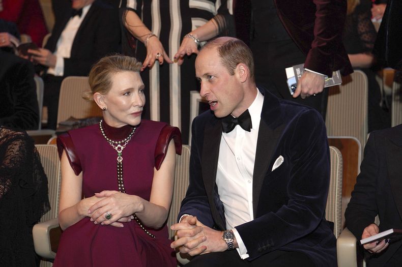 El príncipe Guillermo, presidente de los BAFTA, chara con la actriz australiana Cate Blanchett en la 77a entrega de los Premios de la Academia Británica de Cine (BAFTA) en Londres el domingo 18 de febrero de 2024. (Jordan Pettitt/Pool vía AP)