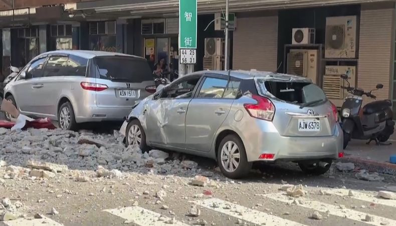 Esta imagen extraída de un video de TVBS muestra autos dañados en Tainan, Taiwán, el jueves 30 de enero de 2025, tras un sismo. (TVBS via AP)