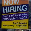 ARCHIVO - Un cartel de Se busca personal se exhibe en un restaurante en Niles, Illinois, el jueves 14 de mayo de 2026. (Foto AP/Nam Y. Huh, archivo)