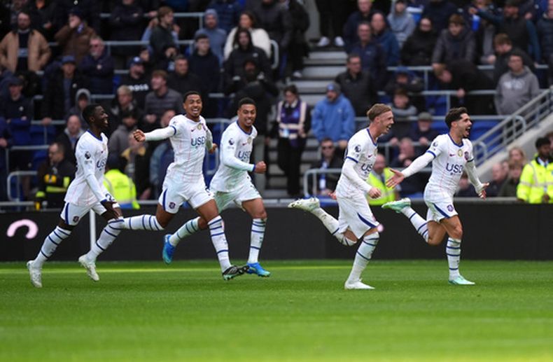 Chelseas Pedro Neto, right, celebrates scoring their sides second goal of the game during the English Premier League soccer match between Everton and Chelsea in Liverpool, England, Saturday, Oct. 17, 2026. (Mike Egerton/PA via AP)