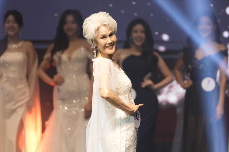 La sudcoreana Choi Soon-hwa, de 81 años, compite en Miss Universo Corea 2024 en Seúl, Corea del Sur, el lunes 30 de septiembre de 2024.(AP Photo/Lee Jin-man)