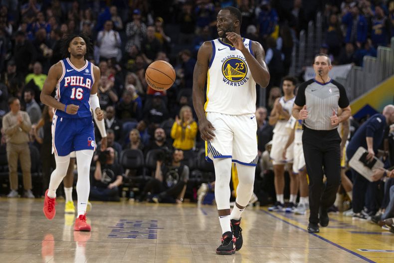 El alero de los Warriors de Golden State, Draymond Green (23), regatea los últimos segundos de la victoria de su equipo sobre los 76ers de Filadelfia durante la segunda mitad de un partido de baloncesto de la NBA, el martes 30 de enero de 2024, en San Francisco. (AP Foto/D. Ross Cameron)