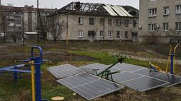 ARCHIVO - Paneles solares yacen sobre el jardín de un conjunto de apartamentos, el 20 de noviembre de 2022, en Lyman, región de Donetsk, Ucrania. (AP Foto/Andriy Andriyenko, archivo)