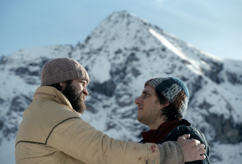 En esta imagen proporcionada por Sideshow y Janus Films, Luca Marinelli, izquierda, y Alessandro Borghi en una escena de The Eight Mountains. (Sideshow and Janus Films vía AP)