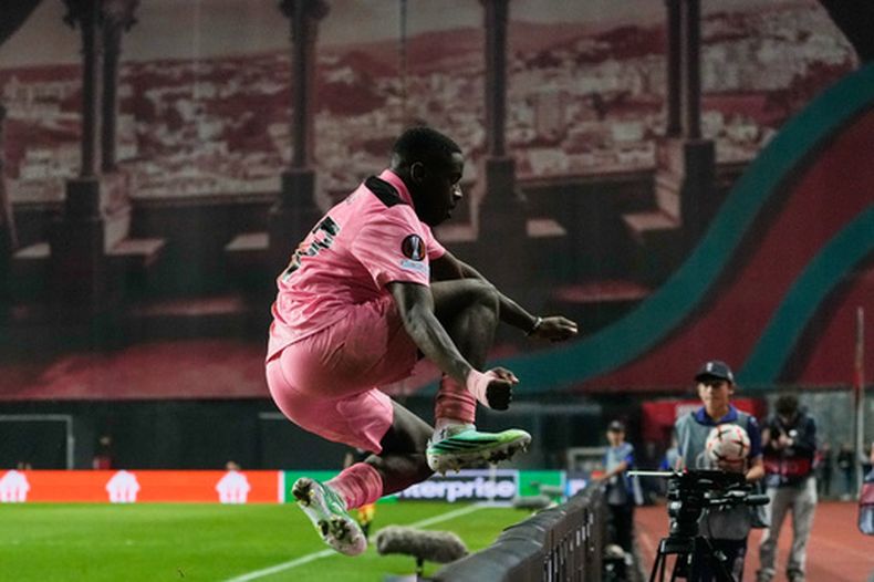 Noah Sadiki, del Sunderland, celebra tras anotar el segundo gol contra el Torreense durante el partido de fútbol de la fase de liga de la Liga Europa entre el SCU Torreense y el Sunderland AFC en Leiria, Portugal, el jueves 15 de octubre de 2026. (Foto AP/Ana Brigida)