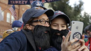 americateve | Dos aficionadas de los Medias Rojas, Lauren Wolf (izq) y su hija Norah se fotograf&iacute;an luciendo barbas como las que se dejaron crecer los jugadores de Boston el 30 de octubre del 2013 en Boston. David Ortiz y Shane Victorino se cortar&aacute;n las b