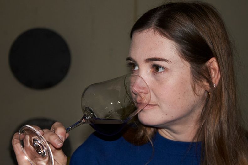 Natasha Jacka evalúa una copa de vino durante el período de maduración en roble en Ciudad del Cabo, Sudáfrica, el jueves 4 de junio de 2026. (Foto AP/Neil Shaw)