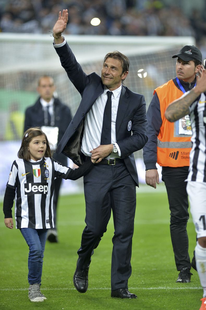 En fotogarf&iacute;a del 6 de mayo de 2014 el t&eacute;cnico del Juventus, Antonio Conte, y su hija, celebran la obtenci&oacute;n del t&iacute;tulo de la liga italiana en Tur&iacute;n. EL martes 15 de julio de 2014 el Juventus anunci&oacute; en su cibersi