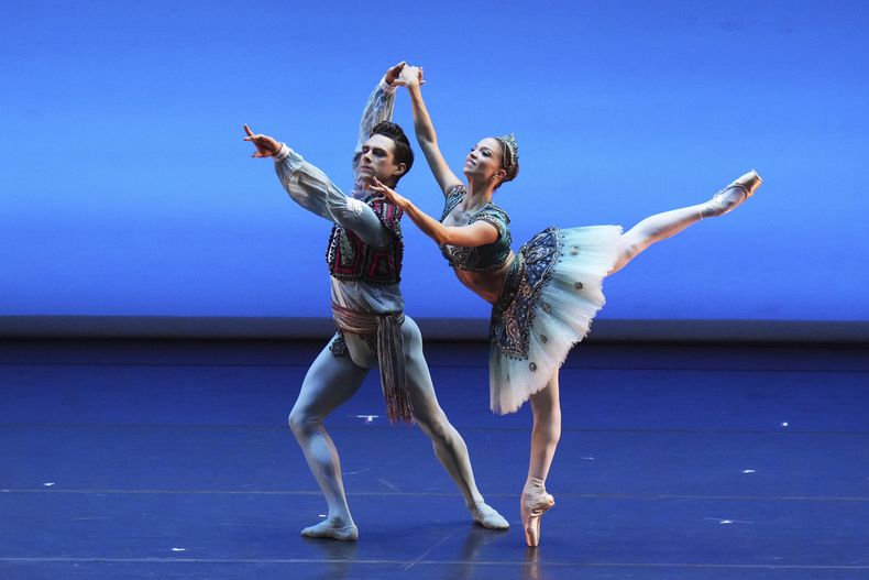 Gabriele Frola, izquierda, e Ivana Bueno durante su presentación en la gala de danza Despertares en el Auditorio Nacional de la Ciudad de México, el sábado 30 de agosto de 2025. (Foto AP/Eduardo Verdugo)