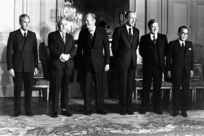 ARCHIVO - De izquierda a derecha, el primer ministro de Italia, Aldo Moro; el de Reino Unido, Harold Wilson; el presidente de Estados Unidos, Gerald Ford; el de Francia, Valery Giscard dEstaing; el canciller de Alemania Occidental, Helmut Schmidt, y el primer ministro de Japón, Takeo Miki, posan para una foto de grupo durante la cumbre Económica y Monetaria en el castillo de Rambouillet, al oeste de París, el 17 de noviembre de 1975. (AP Photo, File)