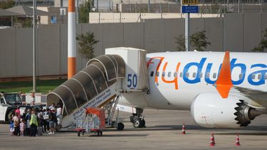 Pasajeros abordan un avión de FlyDubai en el Aeropuerto Internacional Ben Gurion, cerca de Tel Aviv, Israel, el miércoles 30 de septiembre de 2026. (AP Foto/Ariel Schalit)