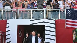 El presidente estadounidense Donald Trum y su nieta Kai visitan el campo de golf Bethpage Black en Farmingdale, Nueva York, para presenciar la Copa Ryder el viernes 26 de septiembre de 2025 (Mandel Ngan/Pool Photo via AP)