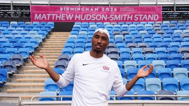 El británico Matthew Hudson-Smith posa frente a una tribuna que lleva su nombre durante una sesión de entrenamiento previa al inicio del Campeonato Europeo de Atletismo en Birmingham, Inglaterra, el domingo 9 de agosto de 2026. (Martin Rickett/PA vía AP)
