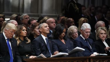 ARCHIVO - De izquierda a derecha, el presidente Donald Trump, la primera dama Melania Trump, el expresidente Barack Obama, Michelle Obama, el expresidente Bill Clinton y la exsecretaria de Estado Hillary Clinton escuchan durante un funeral de Estado en la Catedral Nacional, el 5 de diciembre de 2018, en Washington, por el expresidente George H.W. Bush. (AP Foto/Alex Brandon, Pool, Archivo)