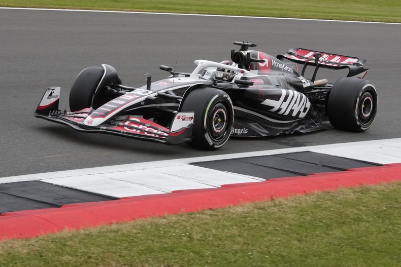 ARCHIVO - El piloto británico de Haas, Oliver Bearman, conduce su auto durante la primera práctica libre en el autódromo de Silverstone, Inglaterra, el viernes 5 de julio de 2024. El equipo Haas de Fórmula 1 ha ampliado su asociación con el proveedor de motores Ferrari hasta el final de la temporada 2028. Comenzaron a trabajar juntos en la F1 en 2016. (AP Foto/Luca Bruno, Archivo)