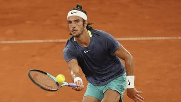 El italiano Lorenzo Musetti hace una devolución al eslovaco Jozef Kovalik durante el torneo de Hamburgo, el jueves 27 de julio de 2023 (Marcus Brandt/dpa via AP)