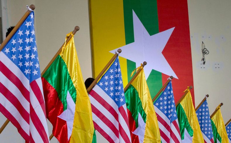 Banderas de Myanmar y Estados Unidos en la Universidad de Yangón, en Yangón, Myanmar, el 19 de noviembre del 2012. (AP foto/Gemunu Amarasinghe)