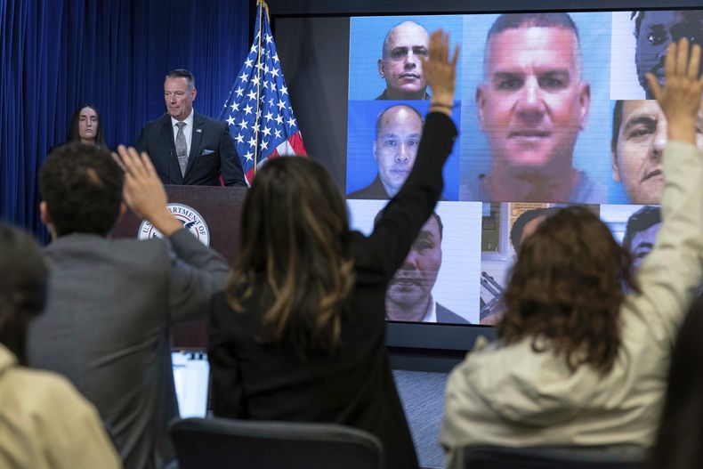 El director interino del Servicio de Control de Inmigración y de Aduanas (ICE, por sus siglas en inglés), Todd Lyons, habla durante una conferencia de prensa en la sede del ICE, el miércoles 21 de mayo de 2025, en Washington. (AP Foto/José Luis Magaña)