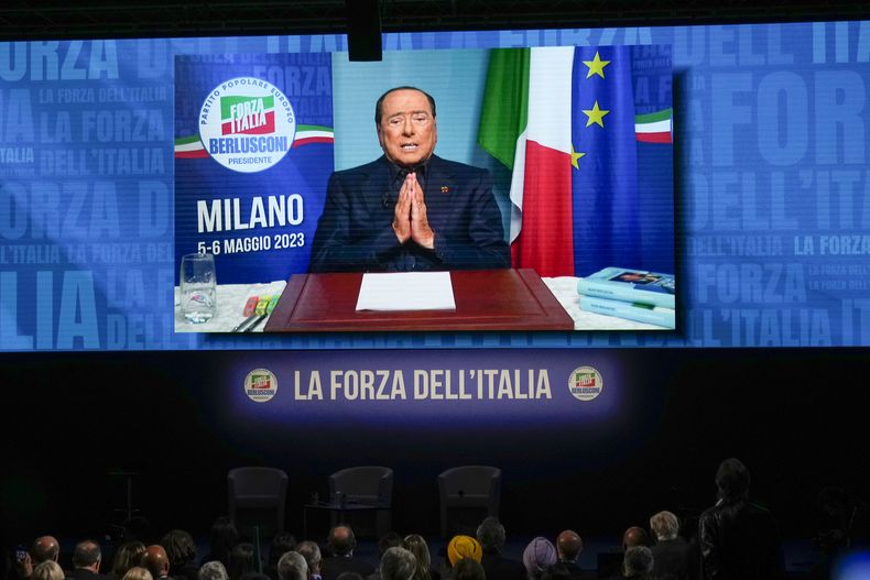 Silvio Berlusconi envía un mensaje durante la convención de su partido Forza Italia en Milán, el sábado 6 de mayo de 2023. (Foto AP/Luca Bruno)