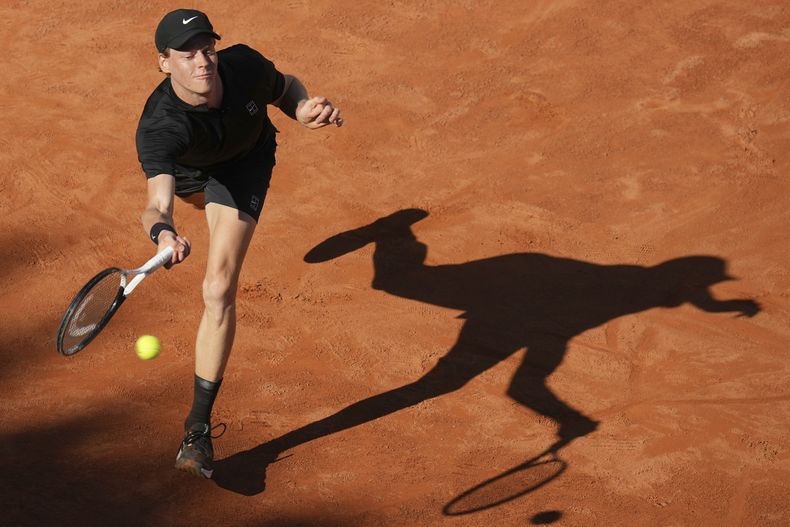 Jannik Sinner devuelve ante Jesper De Jong durante el Abierto de Italia, el lunes 12 de mayo de 2025, en Roma. (AP Foto/Alessandra Tarantino)