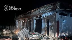 En esta imagen proporcionada por los Servicios Ucranianos de Emergencia el martes 22 de septiembre de 2026, un edificio se ve dañado tras un ataque ruso en Zaporiyia, Ucrania. (Servicios Ucranianos de Emergencia via AP)