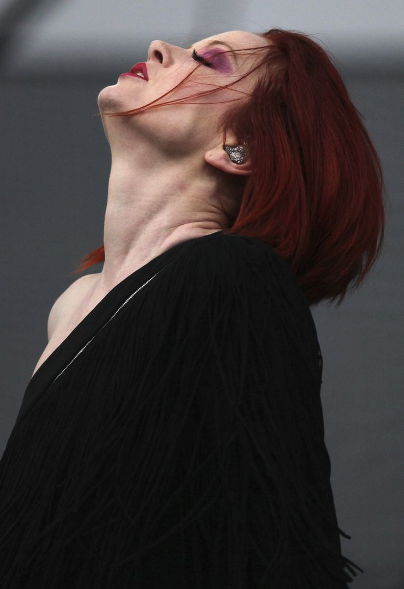 ARCHIVO - La cantante escocesa Shirley Manson, de la banda Garbage, durante su actuación en el festival Vive Latino en la Ciudad de México, el 15 de marzo de 2015. (Foto AP/Marco Ugarte, archivo)
