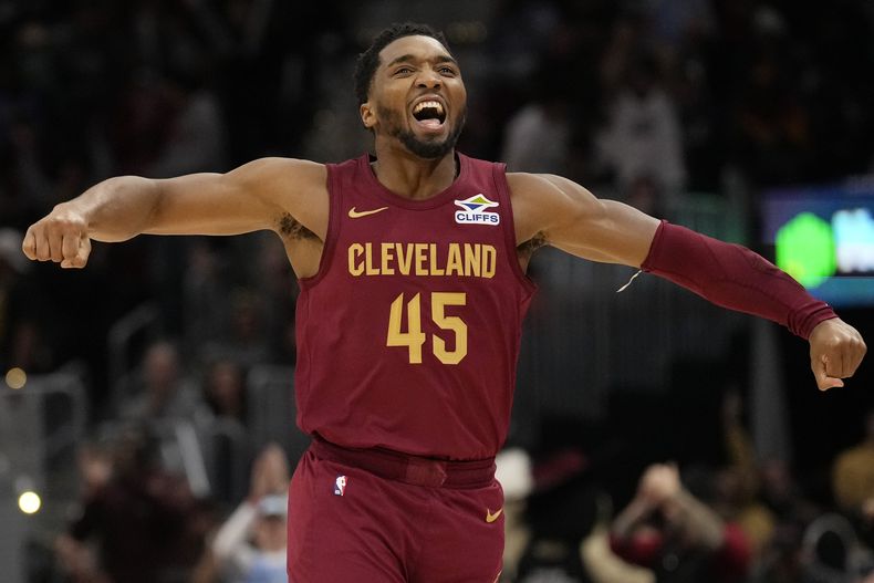 El base de los Cavaliers de Cleveland Donovan Mitchell celebra tras atinar un triple en la segunda mitad del encuentro ante los Celtics de Boston el primero de diciembre del 2024. (AP Foto/Sue Ogrocki)